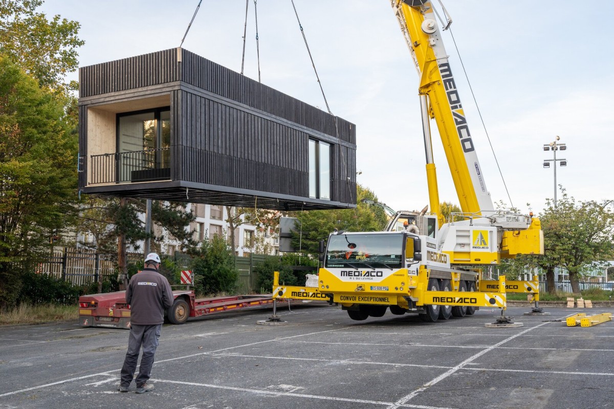 La casa fue transportada y colocada por una gran grúa