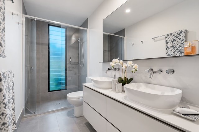 Baño con ducha al fondo