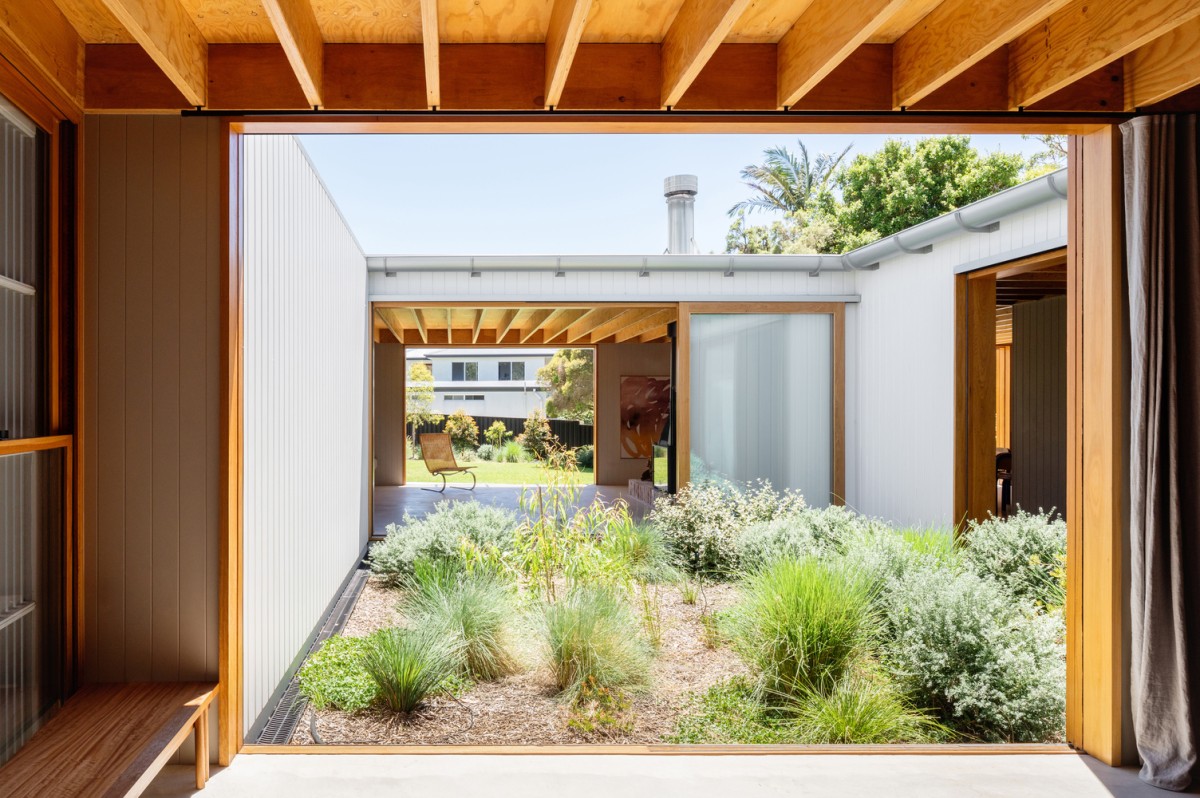 Los grandes ventanales conectan el interior de la casa con el jardín