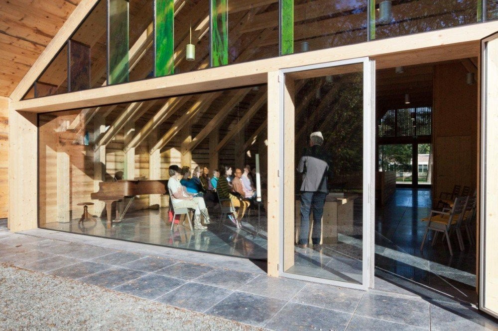 Entrada trasera iglesia prefabricada