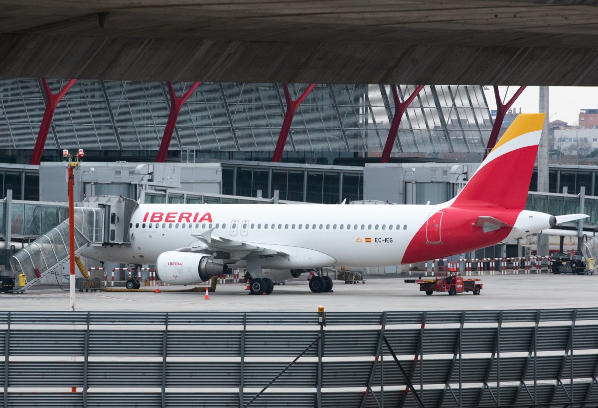 Archivo - Un avión de Iberia en una de las pistas del aeropuerto de Adolfo Suárez