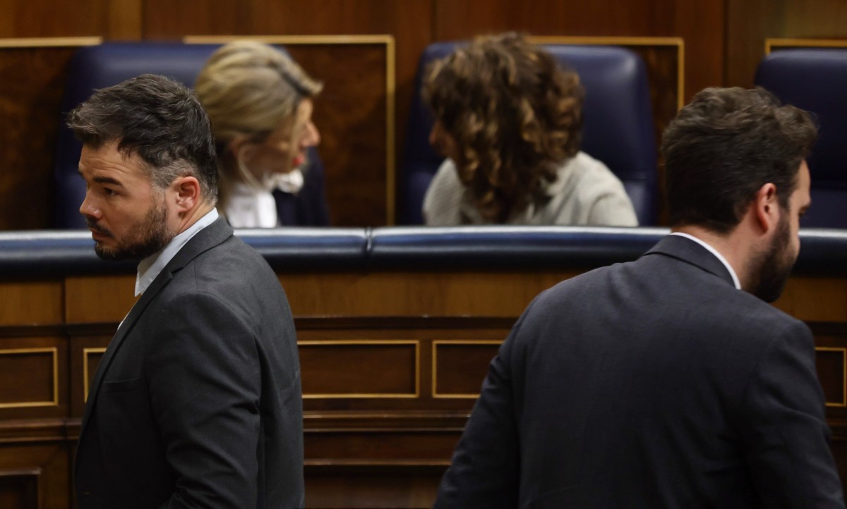 La vicepresidenta segunda y ministra de Trabajo, Yolanda Díaz, y la ministra de Hacienda, María Jesús Montero, en el Congreso