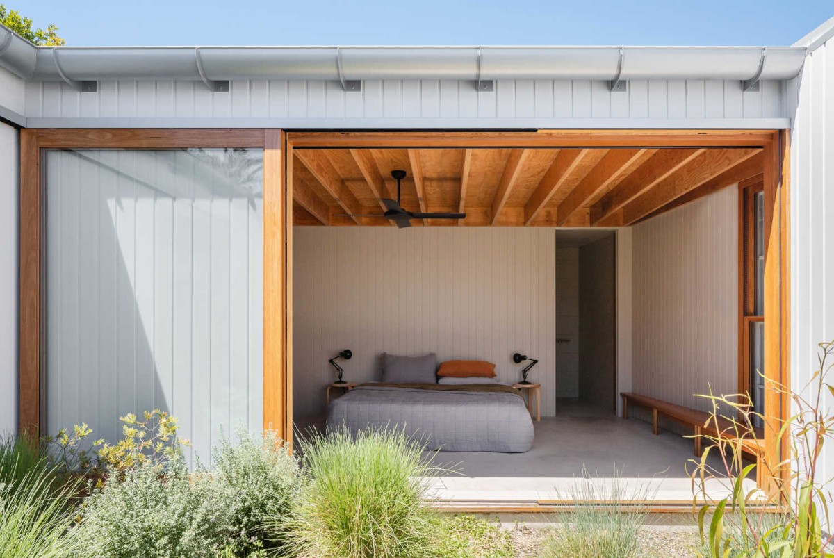 La casa prefabricada tiene amplios ventanales para favorecer la luz natural y la ventilación