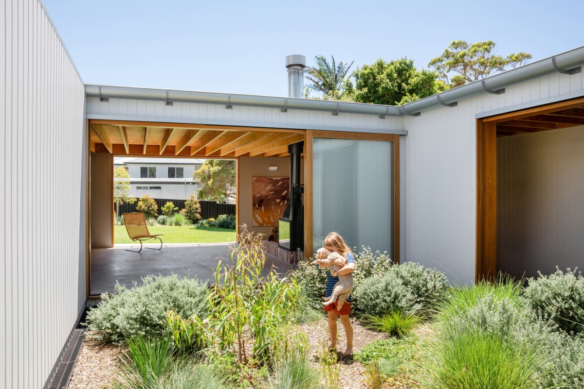 El jardín interior es el corazón de esta casa prefabricada