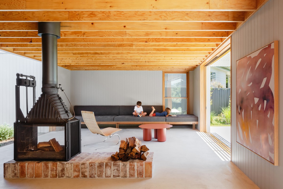 Es una casa con una decoración minimalista y fresca