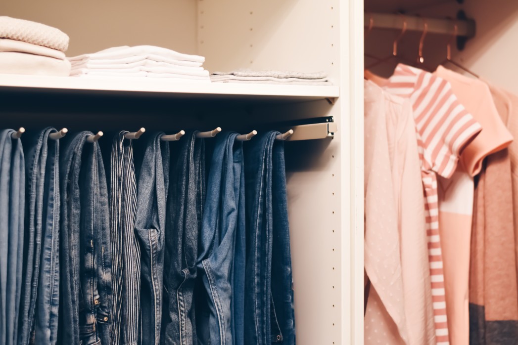 Ideas para tapar un armario sin puertas: cortinas, estores y más