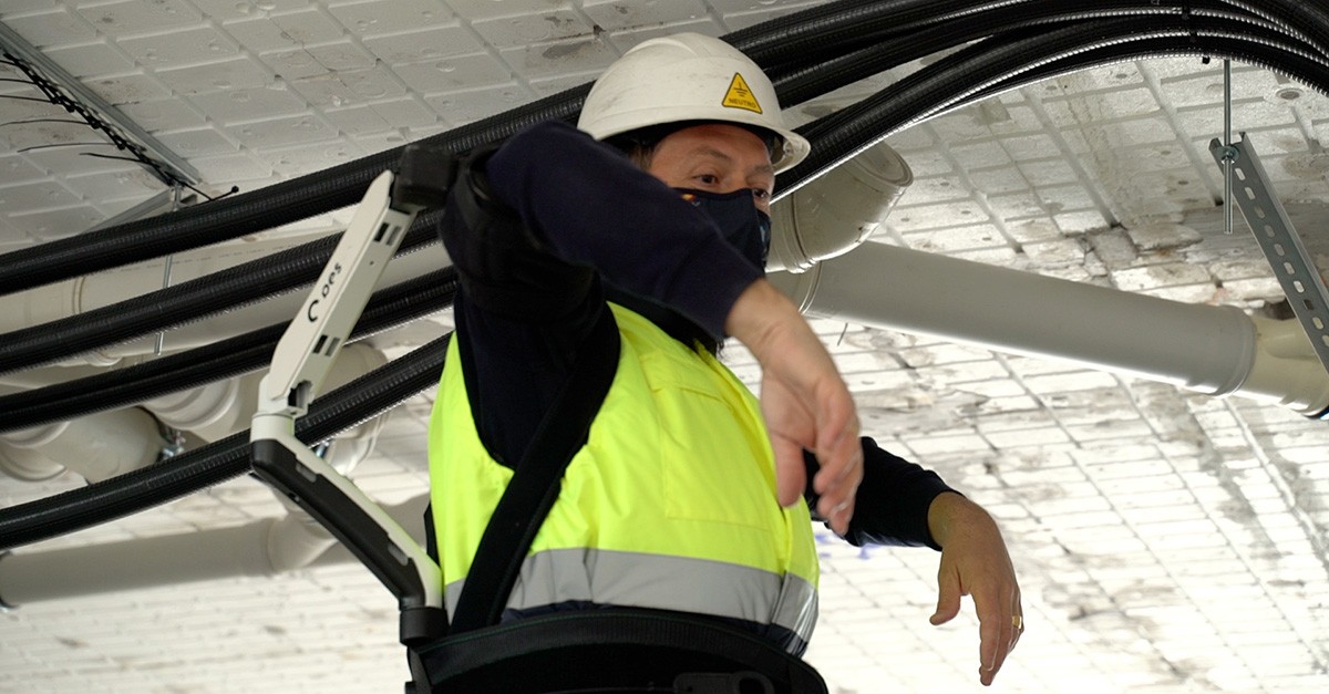 El operario puede relajar los brazos