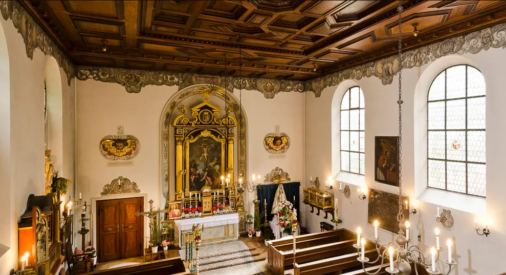 La iglesia ofrece misa a los vecinos