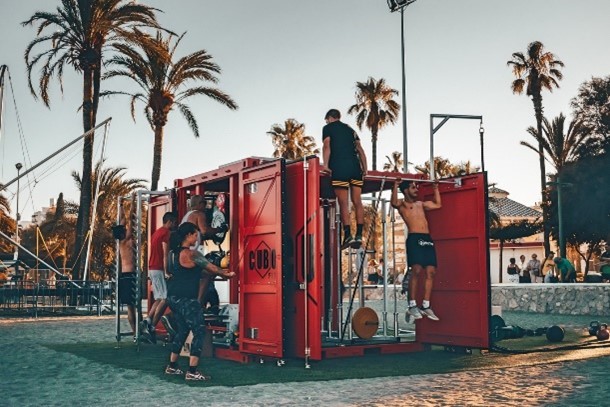 La empresa que transforma contenedores marítimos en aulas, piscinas e incluso viviendas