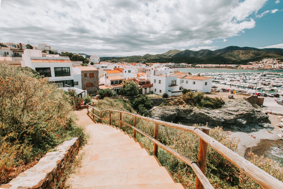 Vivir en Llançà: un entorno inigualable entre el mar y la montaña