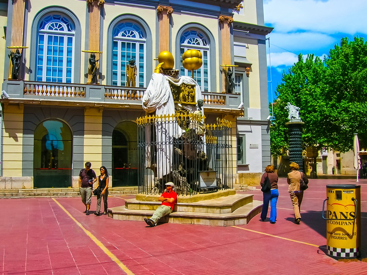  Monument al filòsof català Francesc Puzholsu