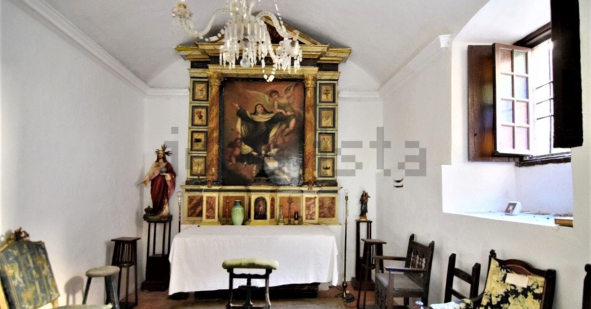 Incluye una capilla propia