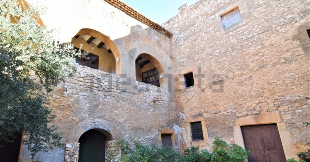 Este castillo data del siglo XI, aunque está asentado sobre unas construcciones más antiguas