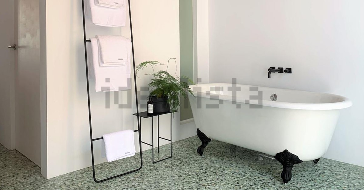 Con una bañera independiente