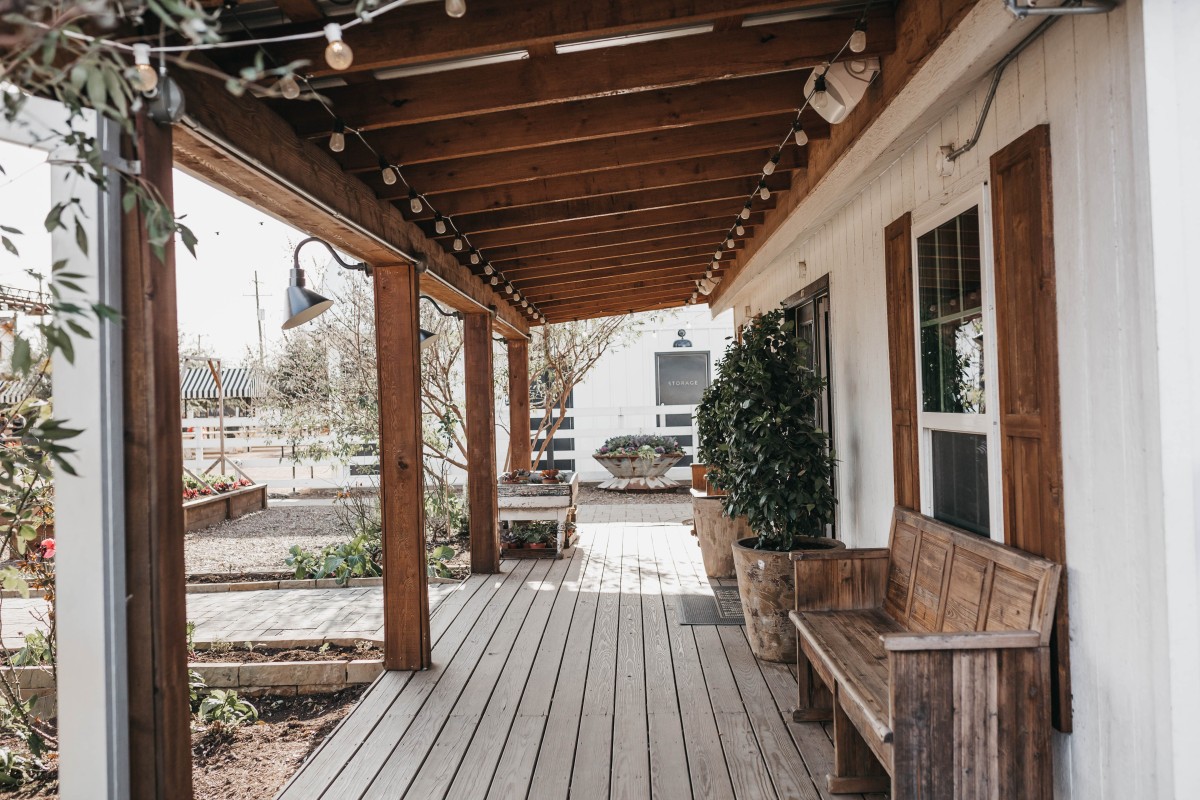 La casa prefabricada con terraza y pérgola ideal para el verano