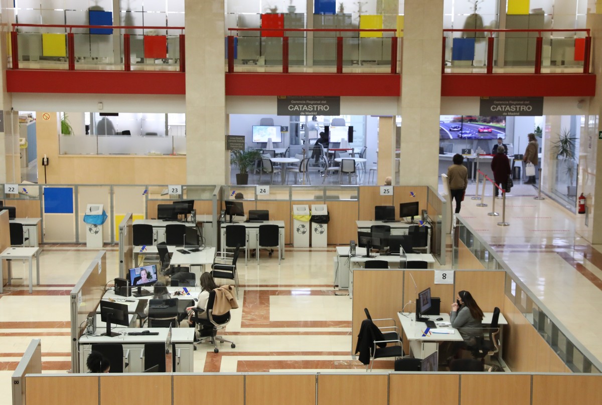 Varios empleados trabajan en una oficina de la Agencia Tributaria