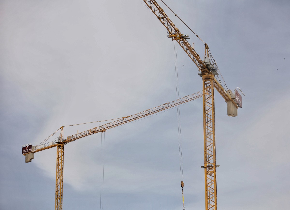 Una grúa de construcción