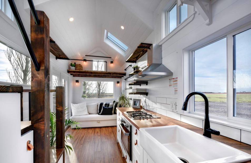 Está dividida en cocina, sala de estar y baño.