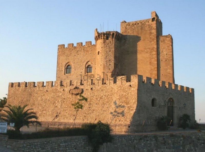 El histórico castillo de Roseto Capo Spulico, en Calabria, está a la venta por casi 30 millones de euros