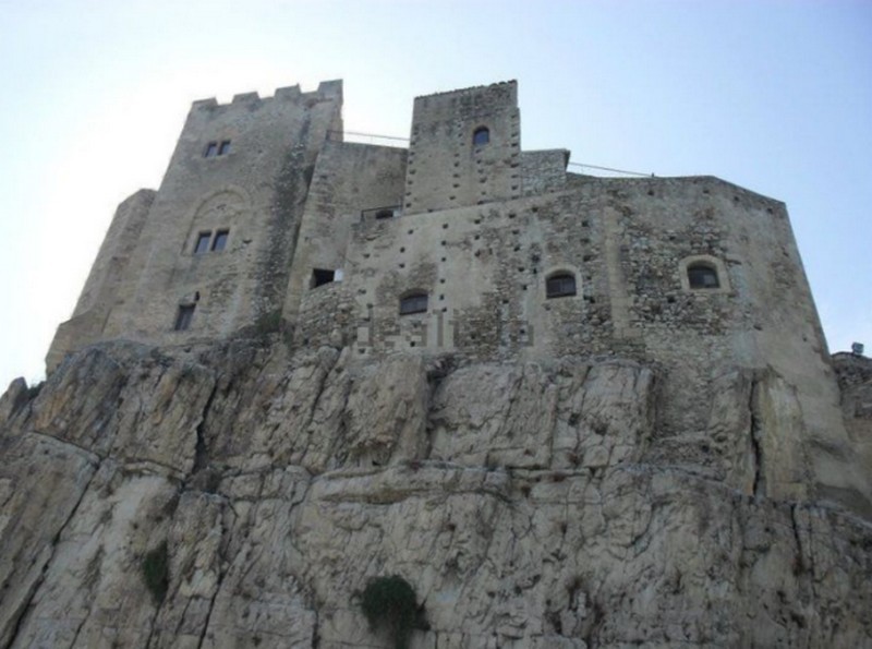 Fachada sur del castillo de Roseto Capo Spulico