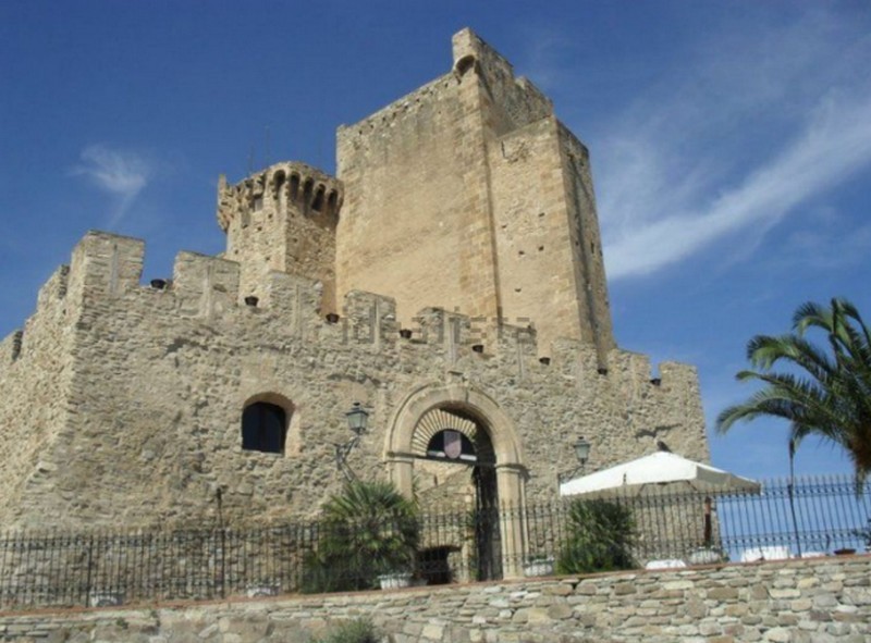 El histórico castillo de Roseto Capo Spulico, en Calabria, está a la venta por casi 30 millones de euros