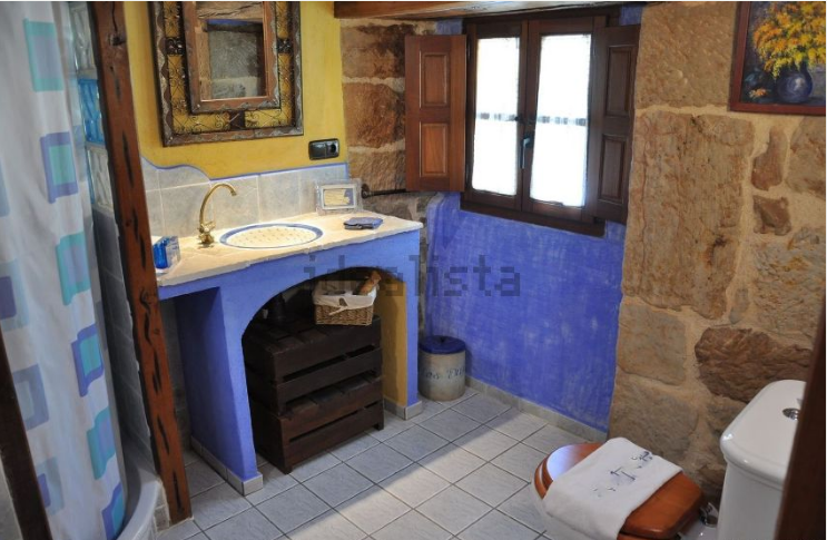 La casa rural tiene ocho baños en total