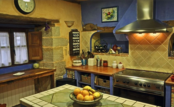 Una gran cocina completamente equipada