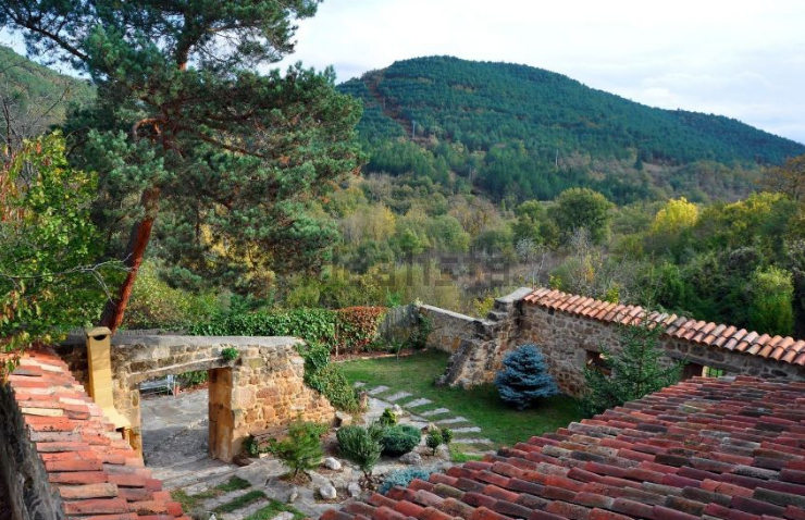 La casa rural se encuentra a unos 70 km de Burgos y 100 km de Santander