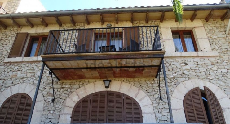 Un hotel con aspecto típico mallorquín