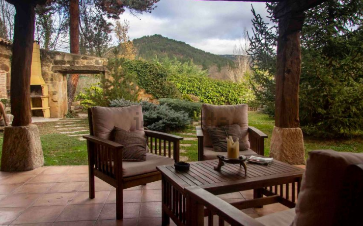 Además de barbacoa, dispone de un porche cubierto