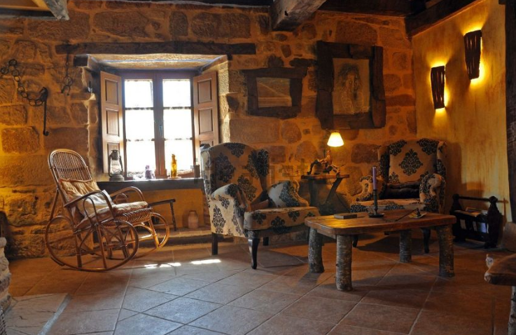 La casa tiene muros de piedra y ha sido rehabilitada
