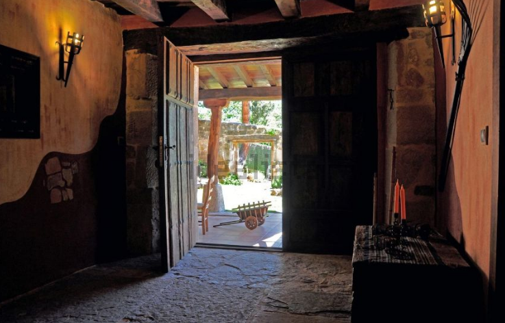 Un gran pórtico da la bienvenida a los huéspedes