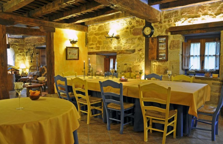 Con una gran mesa para muchos comensales