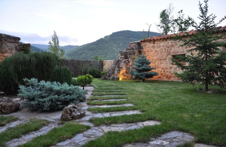 Está situada en un enclave natural, rodeada de robles y castaños
