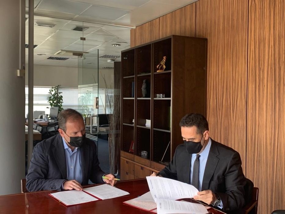 El delegado del Área de Desarrollo Urbano del Ayuntamiento de Madrid, Mariano Fuentes, y Juan Antonio Gómez-Pintado (Asprima)