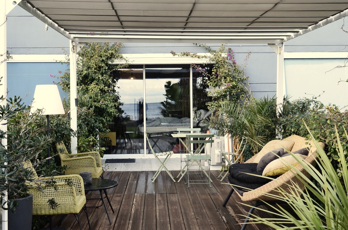 Patio interior estilo selva