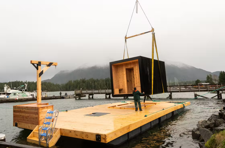 La sauna de madera está colocada sobre una plataforma flotante