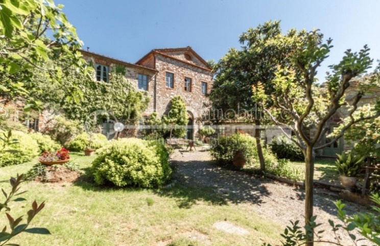 Se vende un antiguo pueblo cerca de la costa con impresionantes vistas por 4,6 millones