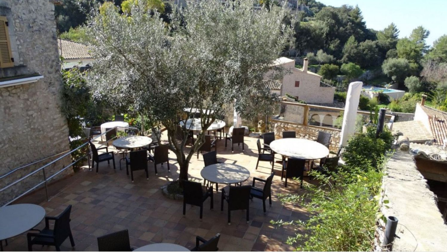 El hotel tiene restaurante y varios comedores