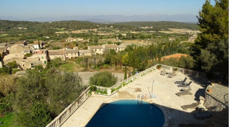 El hotel está integrado en el pueblo