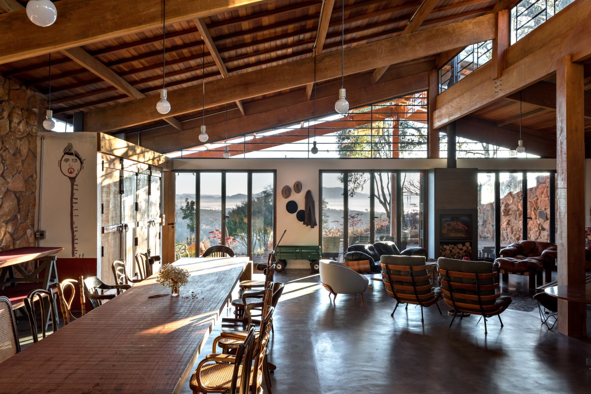 Comedor y salón con cristalera al fondo