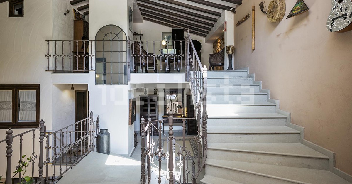 Escaleras de la casa rural