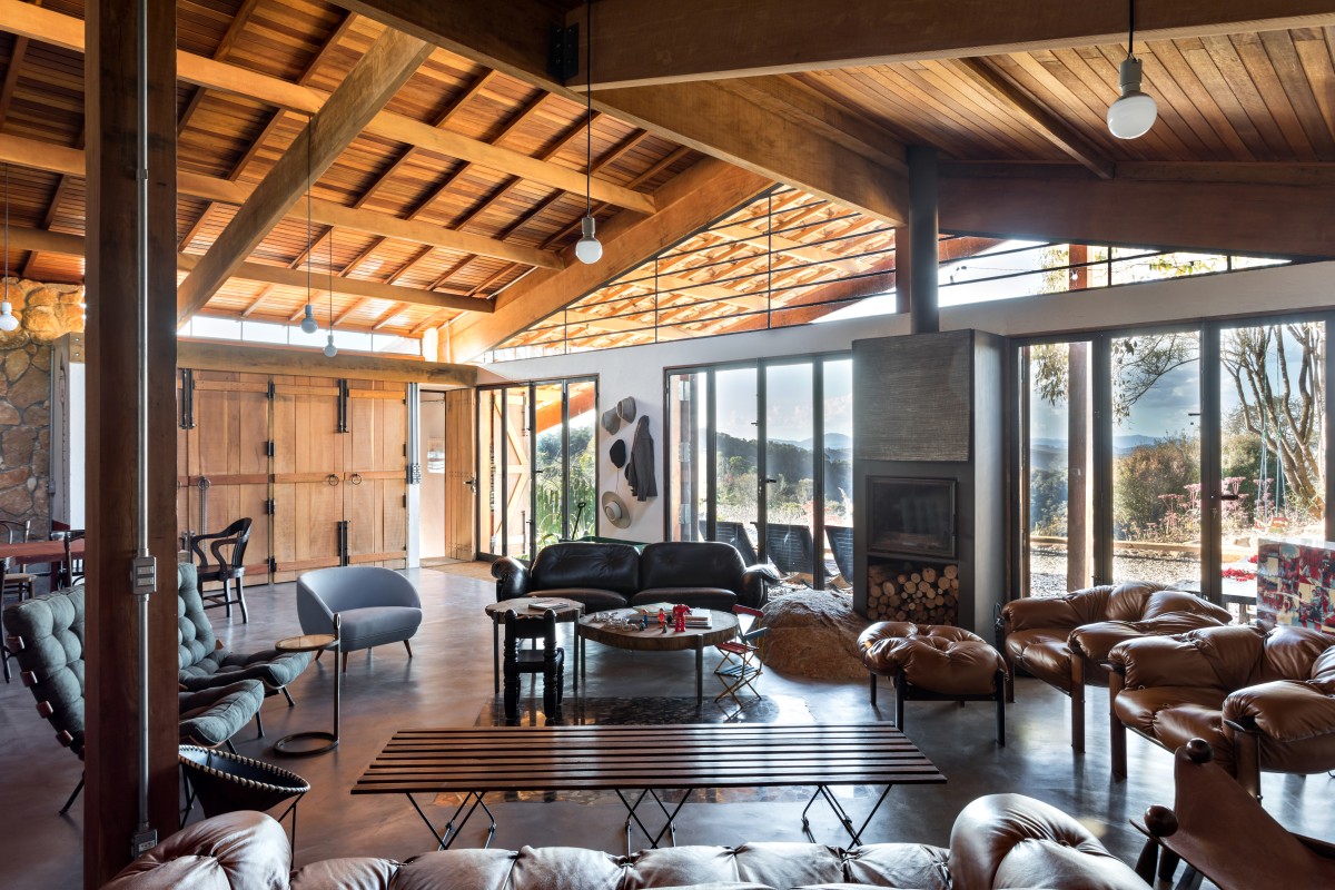 Salón con asientos y ventanal