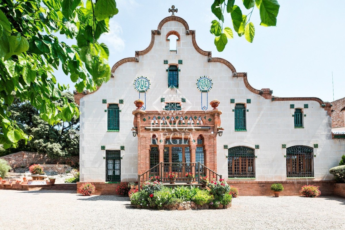 Esta masía al más puro estilo Gaudí en Barcelona está a la venta por 7 millones