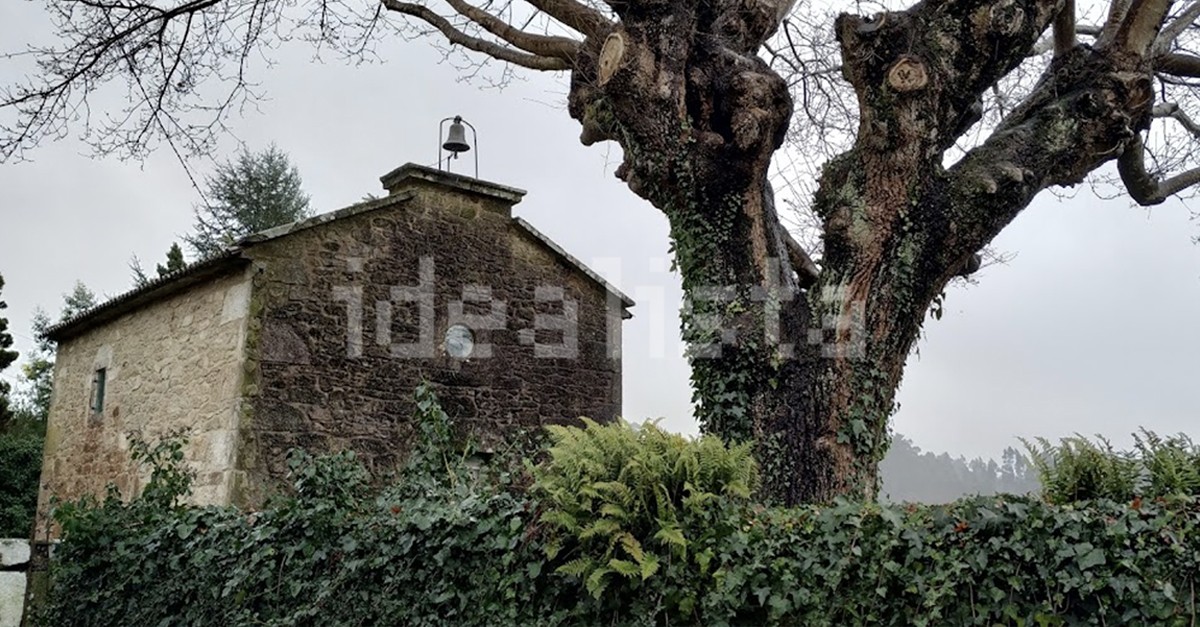 Se vende capilla para reconvertir en vivienda por 70.000 euros cerca de Santiago (Galicia)
