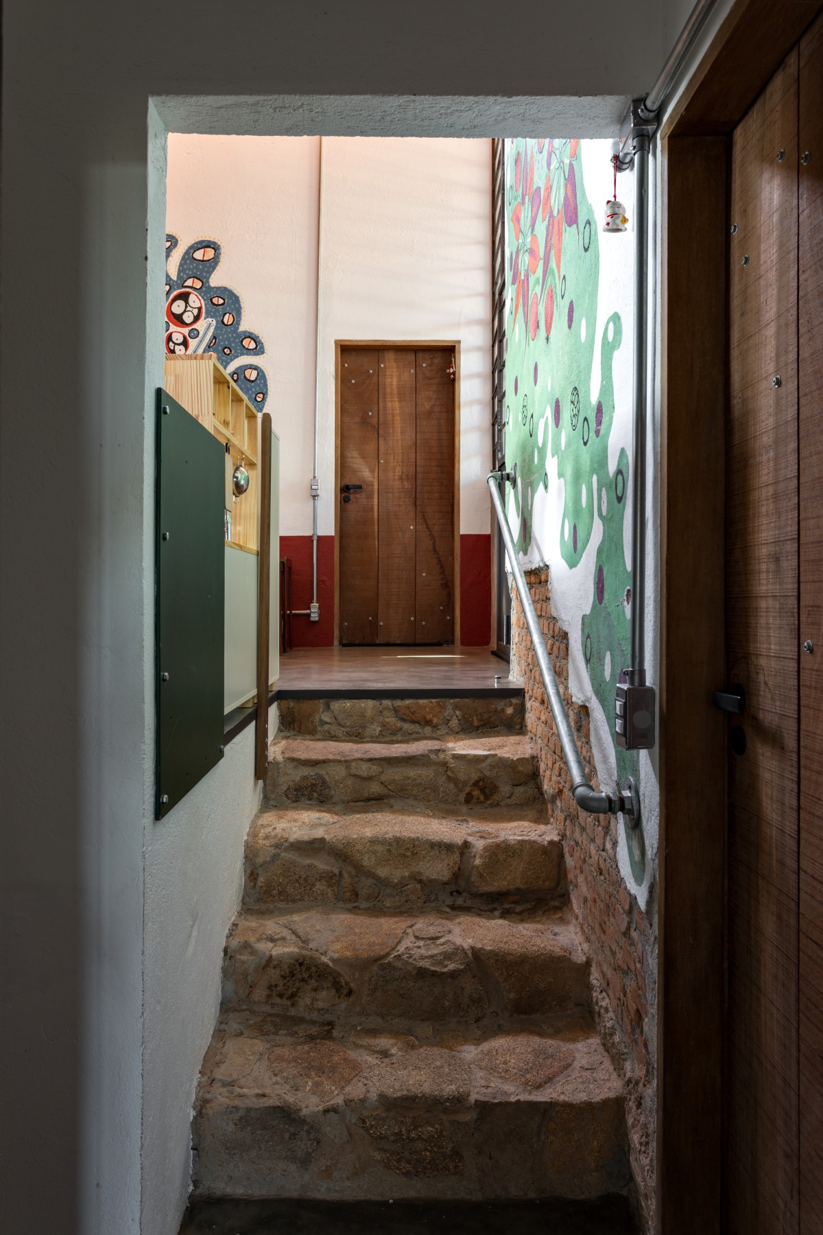 Escaleras con una puerta al fondo