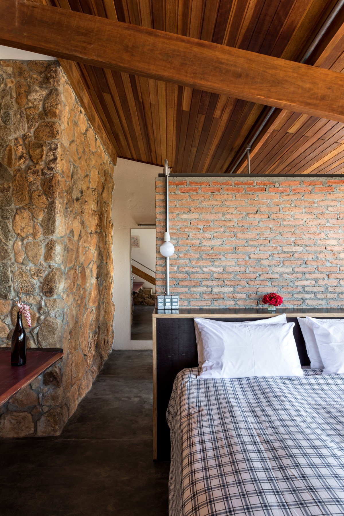 Dormitorio con una cama grande