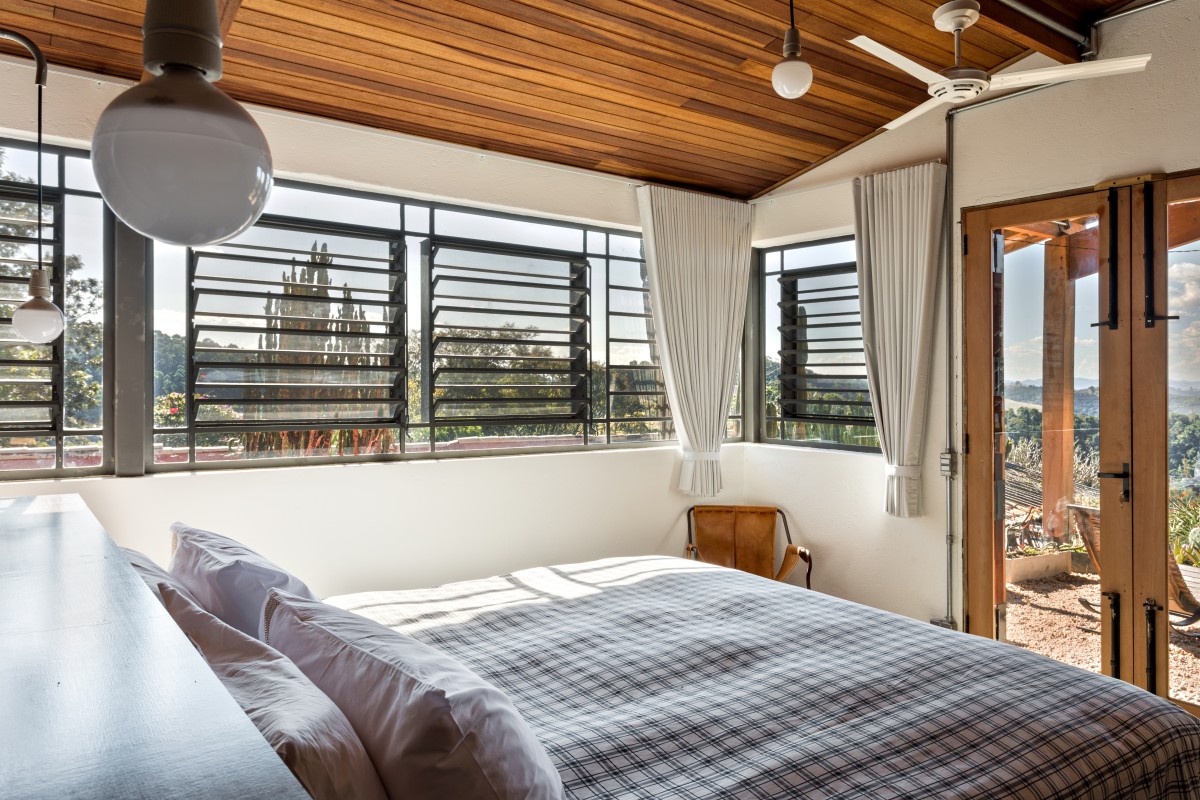 Dormitorio pequeño con una cama y vistas al exterior