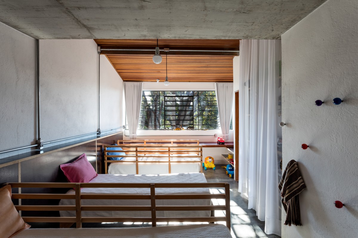 Dormitorio con varias camas pequeñas