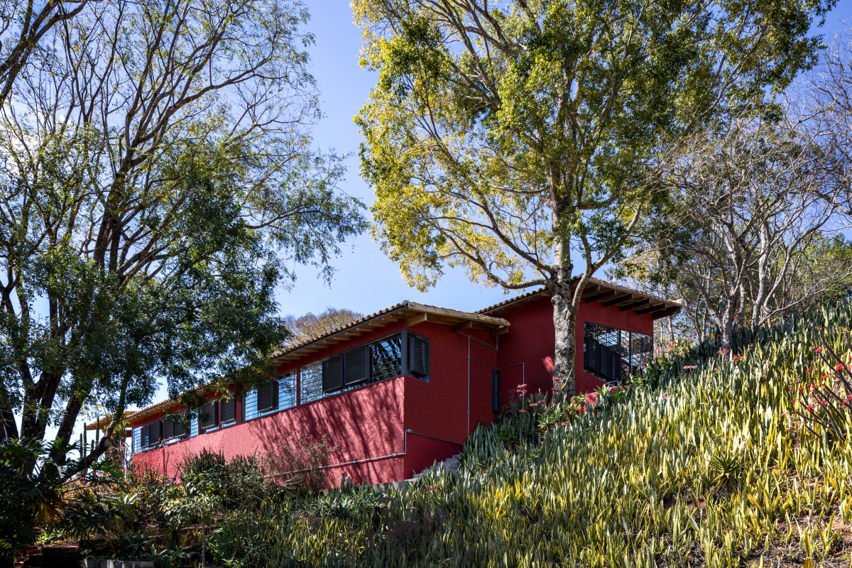 Vista trasera con paredes rojas